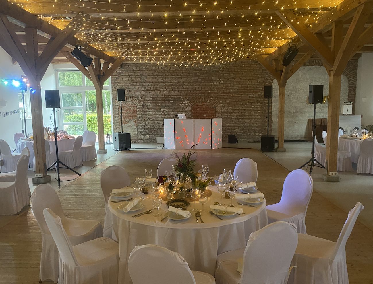 DJ für die Hochzeit Feier inklusive Musikanlage und Lichttechnik